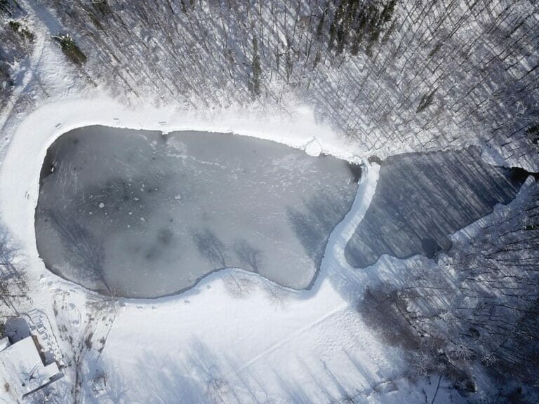 lago lungo neve